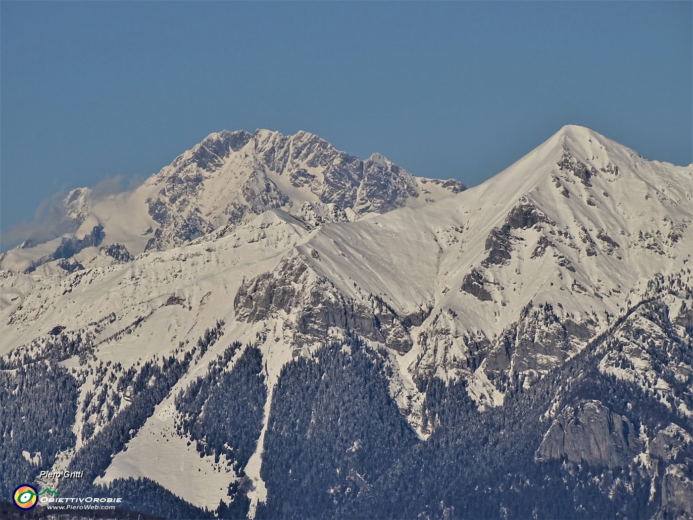 54 Maxi zoom verso il Monte Cavallo ed oltre il Disgrazia.JPG
